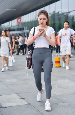 归途中的灰色紧身裤