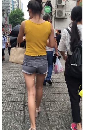 灰色牛仔热裤妹子