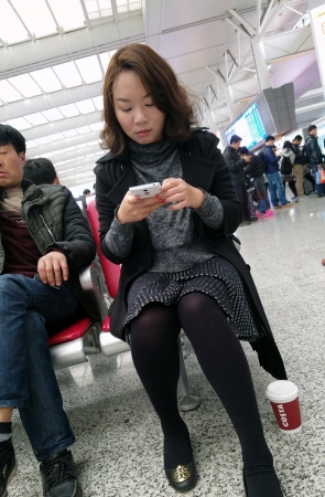 火车站候车的黑色长裙黑色丝袜白肤少妇