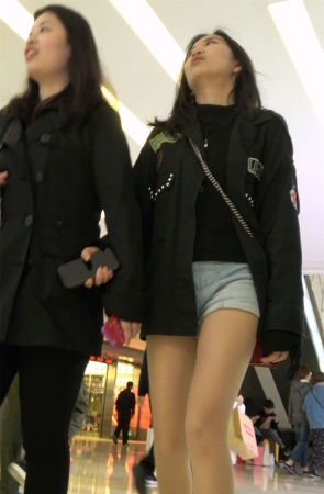 跟闺蜜逛商场的超短热裤街拍肉丝袜长腿高挑美女