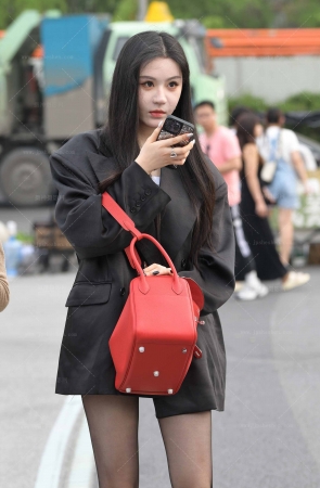 24615-43=68√美腿黑丝小姐姐 14P