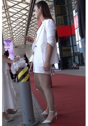 4K – 顶级美腿，配肉丝袜高跟 [1.70 GB/MP4]