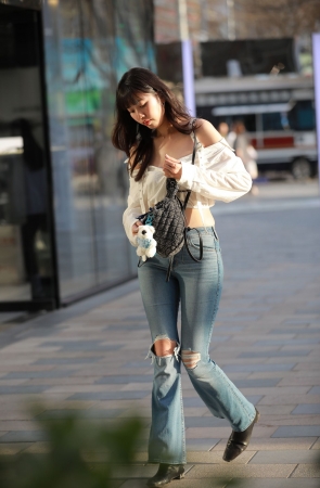 紧身蓝色牛仔裤美眉