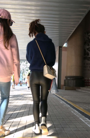 街拍皮裤翘臀美女1