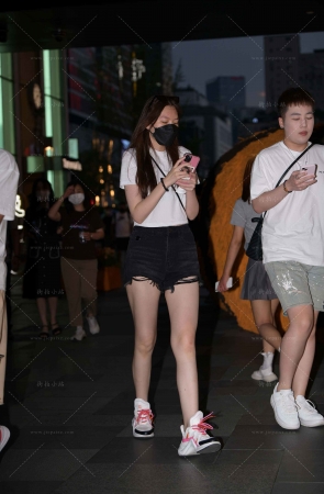 偶遇黑色热裤美眉