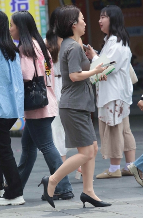 诱惑肉丝高跟街拍OL-13P