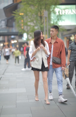 百褶裙美眉