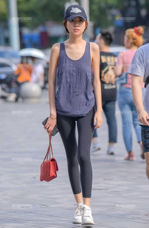 戴帽子的黑色紧身美女