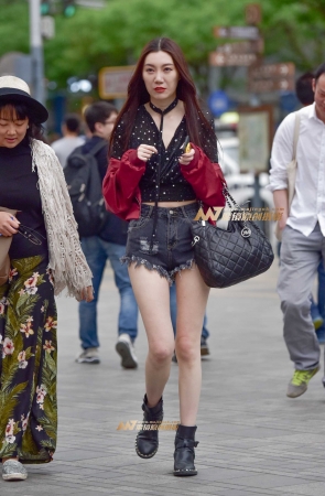 性感热裤美腿少妇