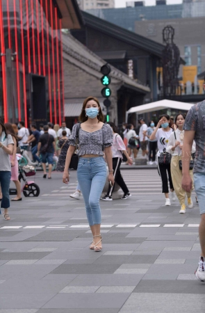 街拍紧身牛仔裤气质美姐