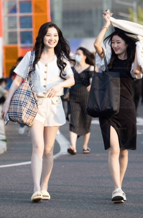 LB519-79P 成都车展-白嫩礼仪小姐姐下班拍美腿