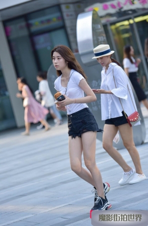 长腿热裤美眉3A1495[205M]