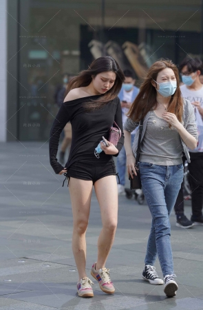 街拍黑色热裤美腿小姐姐