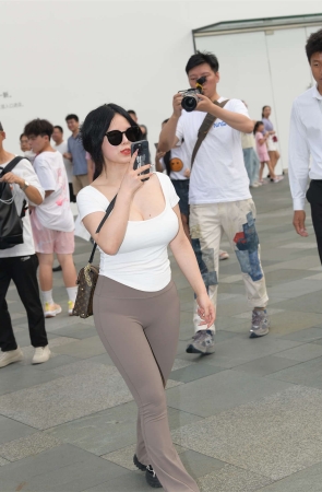 丰满灰色瑜伽裤