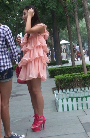 街拍个性粉红短裙红高跟美女