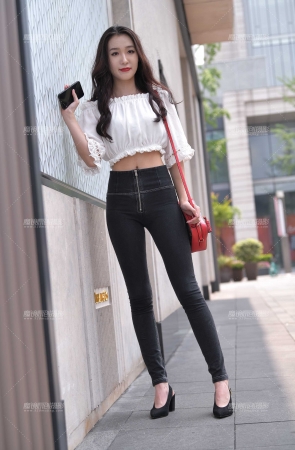 搭讪极品蜜桃裤小姐姐