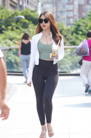 黑色瑜伽裤女孩