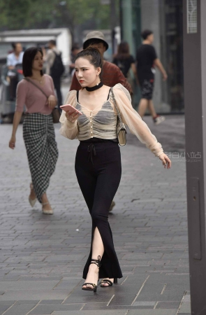 街拍开叉喇叭长裤美女
