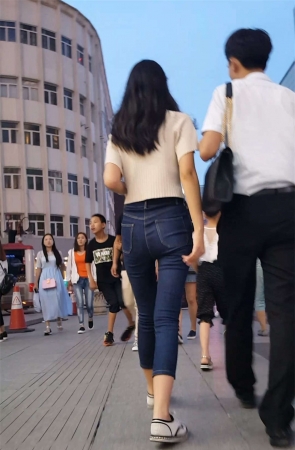 蓝色紧身牛仔裤长腿美少妇