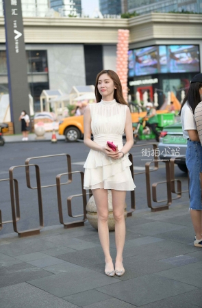 街拍端庄气质白裙女孩