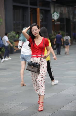 美女今天心情不错