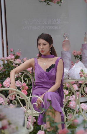 捧花的美眉