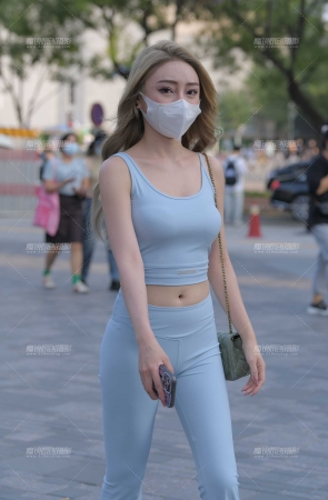 仲夏的天很蓝