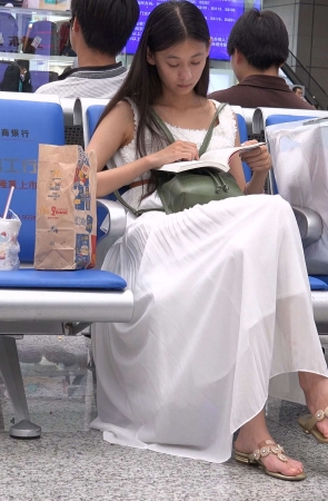 候车时也认真学习的美女