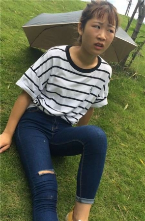 极品牛仔裤小学妹草地上摆拍 [1.19 GB]