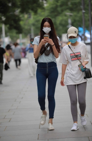 街拍紧牛蜜桃臀美眉