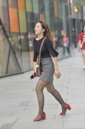 高清超薄黑丝小红鞋美女