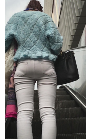 电梯上的白裤美眉