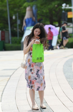 肤白貌美小娘子 ··