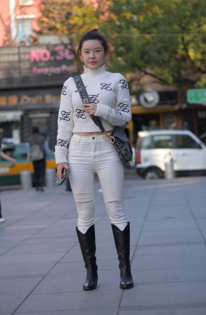 性感白色牛仔裤