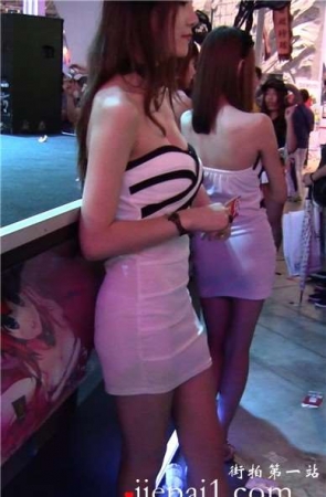 超级甜美天生丽质的白色连衣裙美女。