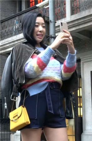 4K – 姐妹俩聊什么笑得这么开心 [1.50 GB/MP4]