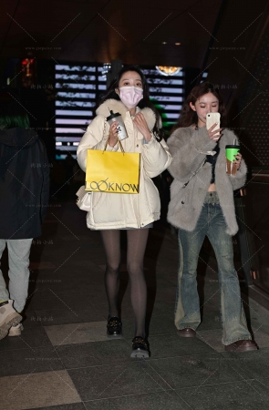 夜拍漂亮的冬装小姐姐