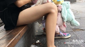 街拍苗条美腿小妹，拿着一堆兔子娃娃