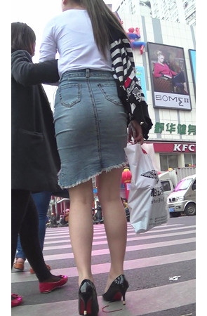 牛仔裙丰腴妹子