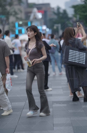 街拍灰色牛仔裤小姐姐