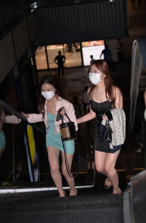 美腿凉拖俩闺蜜