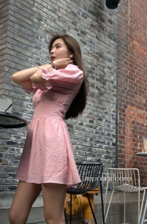 4K – 性感粉色裙街拍美女 [2.11 GB/MP4]