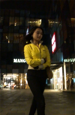 跟拍紧身牛仔裤美臀MM