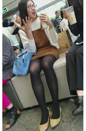 清纯的黑丝眼镜妹子