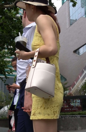 4K – 街拍黄色吊带裙美女[1.40 GB/MP4]