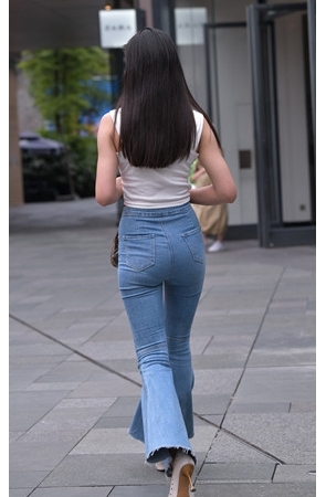 紧身牛仔喇叭裤小姐姐(122P)[2.65G/JPG]