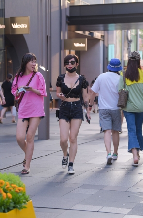 黑色牛仔热裤月牙短发妹子