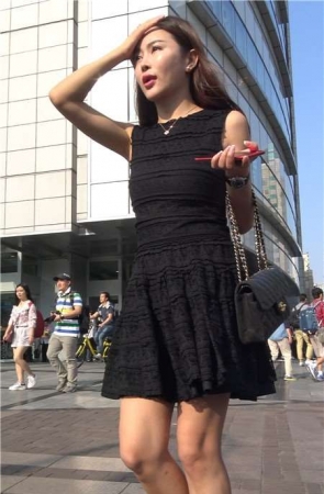 4k-黑色连衣裙高跟鞋街拍美女 [1.43 GB]