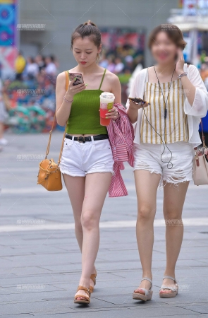 青春，大白腿美眉