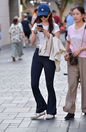 甜美苗条紧身裤美女